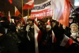Manifestacja w obronie Ojczyzny przed bezprawiem i anarchią w Katowicach. Obrońcy spotkali się pod Pomnikiem Powstańców Śląskich