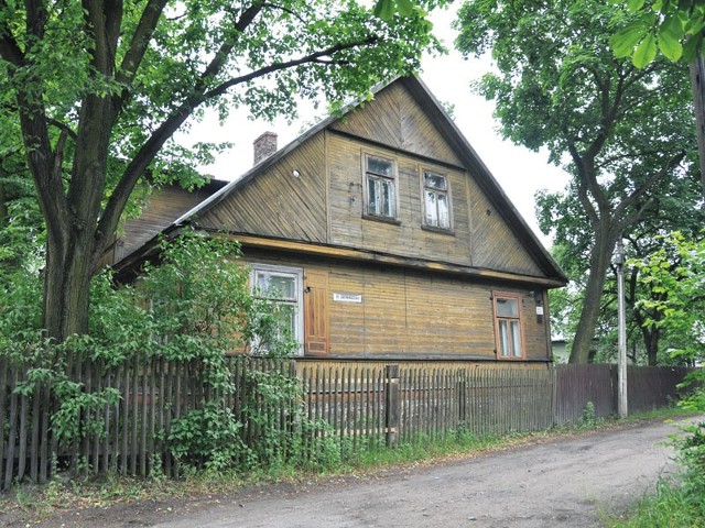 Dom z ul. Grunwaldzkiej 55/4 powstał pod koniec XIX wieku. Został tu przeniesiony z terenów spoza ówczesnych granic miasta. Jedna z hipotez mówi, że była to pierwotnie prawosławna plebania, druga &#8211; że stajnia carskiej armii.