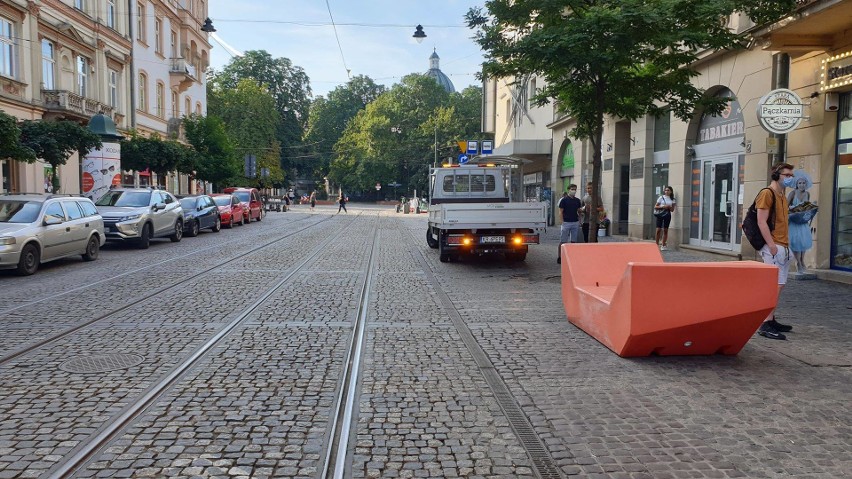 Kraków. Na przystankach miasto wystawia... sofy! Dla pasażerów