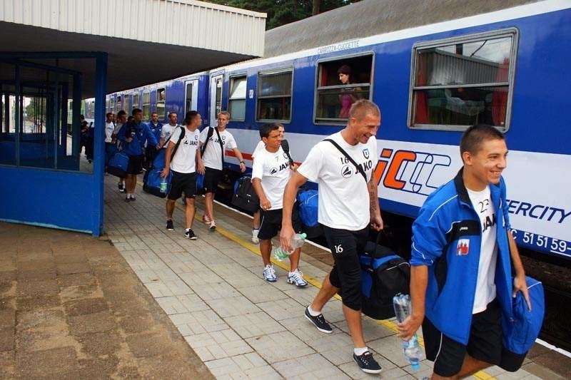 Piłkarze Zawiszy Bydgoszcz jadą do Nowego Sącza pociągiem