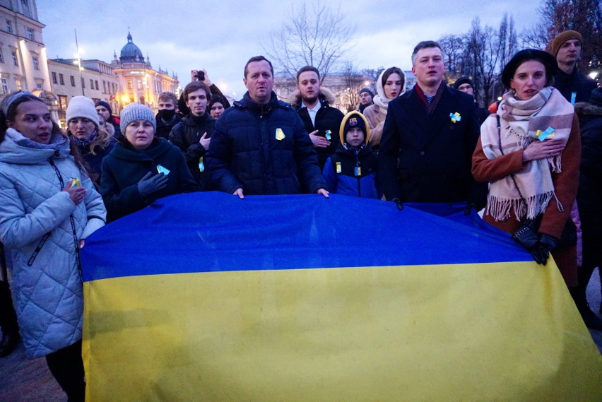 Akcja „Solidarni z Ukrainą” na placu Litewskim. Lublinianie jednoczą się z narodem ukraińskim. ZOBACZ ZDJĘCIA
