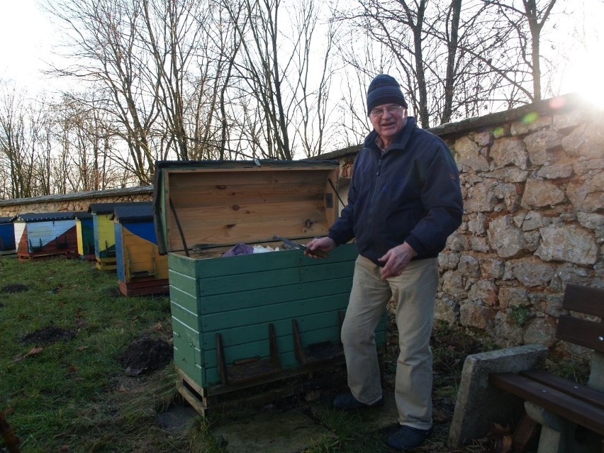 Tadeusz Sakowicz dokarmia pszczoły w pasiece na kieleckiej Karczówce. Temperatury dezorientują zwierzęta