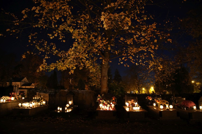Kieleckie cmentarze w świetle zniczy w noc Wszystkich Świętych wyglądają niesamowicie
