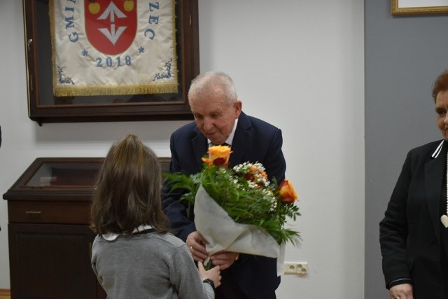 Ostatnie spotkanie Rady w obecnym składzie było okazją do podziękowań dla Przewodniczącego Rady Gminy Mieczysława Piątka, który poinformował, że po 60 latach działalności w samorządzie kończy swoją misję.