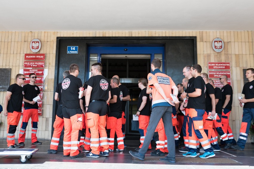 Protestujący ratownicy medyczni przyszli dziś do urzędu...