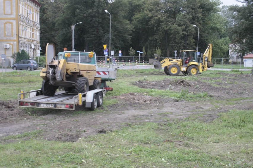 Prace w parku w centrum Gubina trwają.