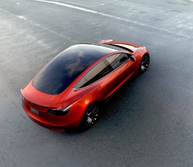 Tesla Model 3Pojazd został wyposażony w baterie produkowane przez Teslę i powstał na nowej płycie podłogowej. Na jednym ładowaniu pokonamy około 350 km, ale trwają prace nad stworzeniem kolejnych wariantów auta z większym zasięgiem / Fot. Tesla