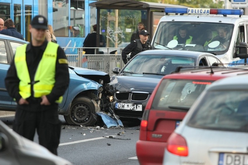 Wypadek na Legnickiej. Kierowca BMW jechał pod prąd (ZDJĘCIA)