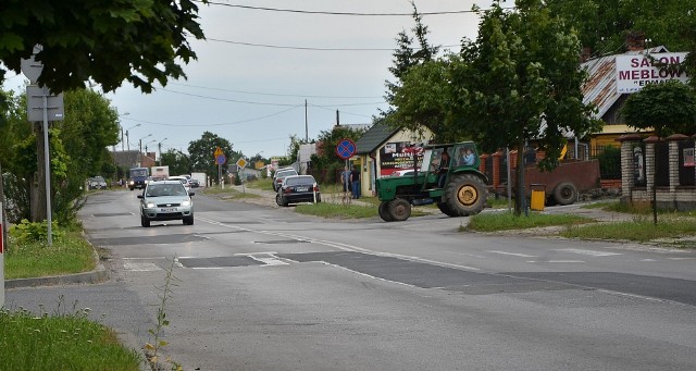 Ulica Lubelska w Kozienicach, to fragment drogi krajowej numer 48. Tu widać fragment świeżo połatany, ale śmiało możną ją uznać za jedną z ważnych ulic w mieście, w najgorszym stanie.