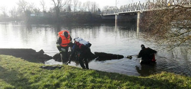 Do tragicznego wypadku doszło w czwartek, 23 listopada, na przystani nad Wartą w Kostrzynie. Około godz. 8.00 świadkowie zaalarmowali  policję o tym, że do rzeki wjechał samochód.