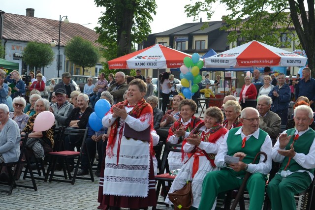 "Jawor u źródeł kultury" - impreza na rynku w Małogoszczu przyciągnęła wielu fanów muzyki ludowej.