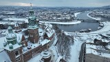 Serca Krakowa w zimowej aurze. Wawel w śniegu wygląda chłodno i dostojnie ZDJECIA