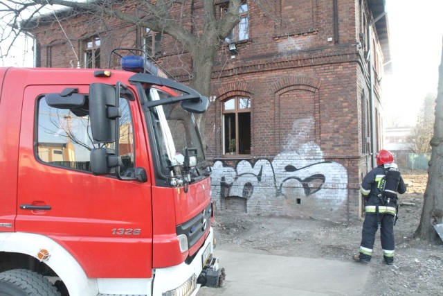 Do zdarzenia doszło w okolicach pętli tramwajowej. W tej chwili 2 zastępy strażaków zabezpieczają miejsce awarii.