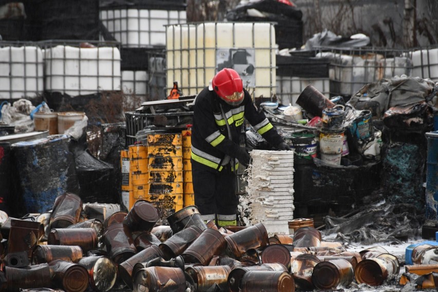 Prawdopodobnie ktoś podpalił nielegalne składowisko odpadów...