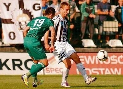 Bartosz Wiśniewski (nr 23) bezskutecznie usiłuje minąć obrońcę gości Jana Beliancina Fot. MATEUSZ BOBOLA