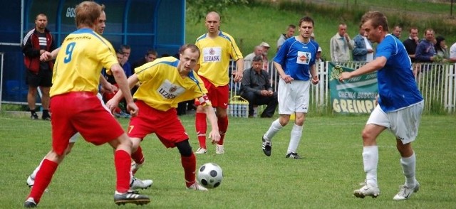 Piłkarze Pogoni (żółto-czerwone stroje) nie wygrali u siebie od pięciu spotkań.