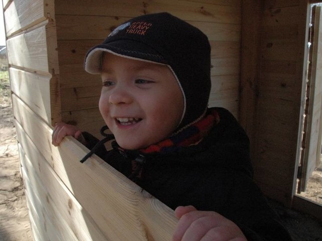 Trzyletni Piotruś Ziegler jest 120 dni po przeszczepie szpiku kostnego. Od soboty bawi się na swym placu zabaw. Na razie jeszcze sam.