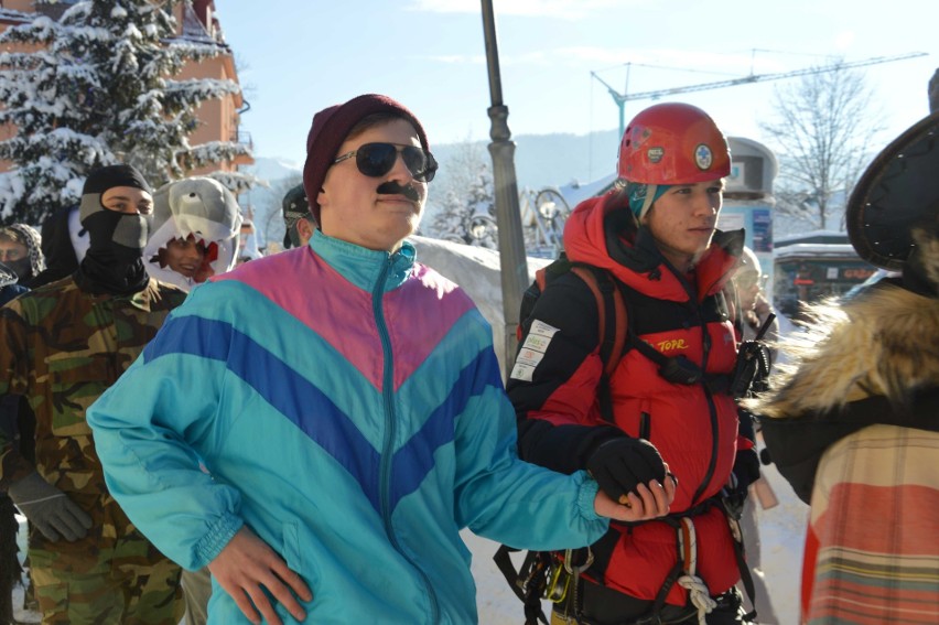 Zakopane. Kilkuset maturzystów zatańczyło poloneza na Krupówkach [ZDJĘCIA]