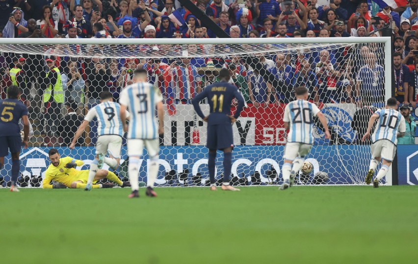 Leo Messi strzela z rzutu karnego