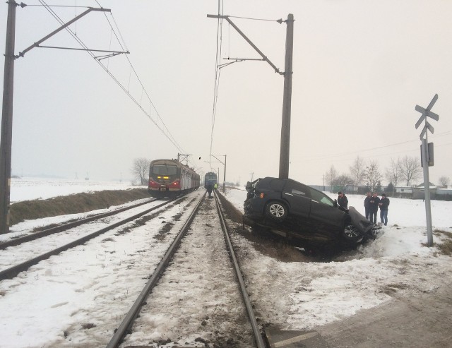 65-letni mieszkaniec powiatu kluczborskiego na niestrzeżonym przejeździe w Wierzbicy Górnej zignorował znak STOP i wjechał nissanem pod dwa elektrowozy. Został ranny.