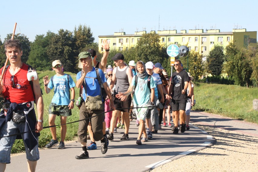 Oświęcimscy pątnicy w pięciu grupach z dekanatów:...