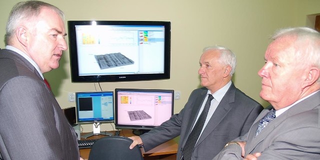 Profesorowie: (od lewej) Leon Kukiełka, Józef Kowalski, szef Komitetu Inżynierii Rolniczej PAN, i Rudolf Michałek odwiedzili Laboratorium Mikro i Nanoinżynierii.