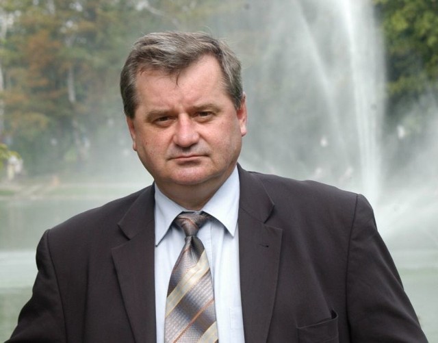 Andrzej Pałys ma 53 lata. Ukończył Akademię Rolniczą w Poznaniu. Od 1990 do 2005 roku był wójtem Solca-Zdroju. W latach 1998 do 2001 był radnym wojewódzkim. Od 2005 roku jest posłem na Sejm z listy Polskiego Stronnictwa Ludowego. 
