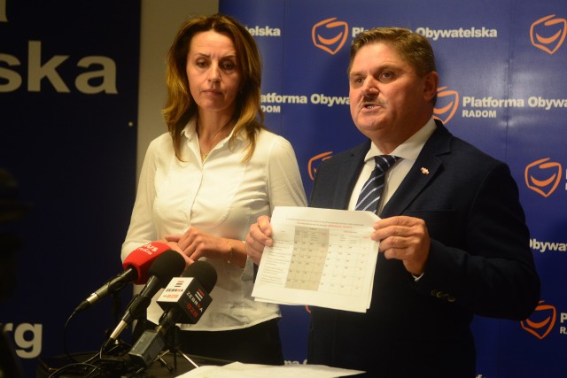 Politycy Platformy Obywatelskiej (od lewej): Anna Białkowska i Leszek Ruszczyk alarmowali podczas konferencji prasowej o braku setek miejsc dla nowych uczniów w radomskich liceach.