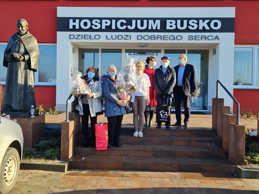 Samorządowcy z Kazimierzy Wielkiej i gospodynie z Broniszowa zajechali do hospicjum w Busku-Zdroju ze świątecznymi prezentami