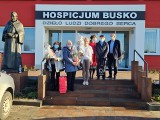 Samorządowcy z Kazimierzy Wielkiej i gospodynie z Broniszowa zajechali do hospicjum w Busku-Zdroju ze świątecznymi prezentami