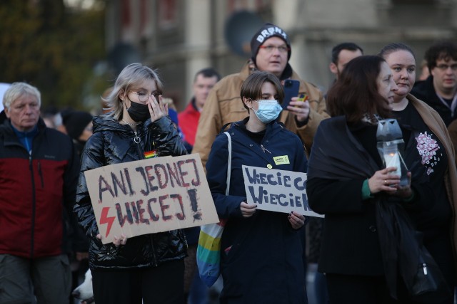 Pszczyna. Protest po śmierci ciężarnej kobiety: Ani jednej więcej!Zobacz kolejne zdjęcia. Przesuwaj zdjęcia w prawo - naciśnij strzałkę lub przycisk NASTĘPNE