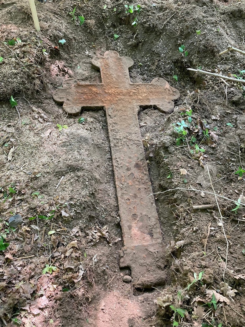 Siedemnaście żeliwnych krzyży skradziono z cmentarza...