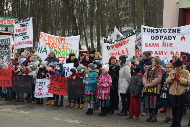 Mieszkańcy już protestowali w centrum Borkowic, żądając usunięcia szkodliwych odpadów chemicznych z magazynów.