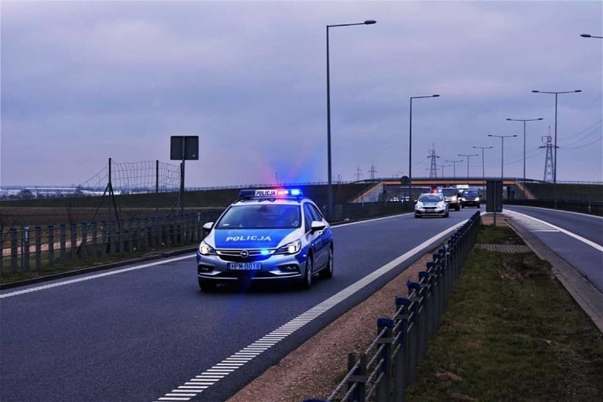 Koronawirus. Podlaska policja eskortuje konwój samochodów z krajów nadbałtyckich do granicy z Litwą (zdjęcia, wideo)
