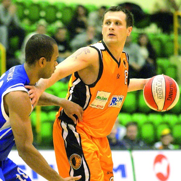 Łukasz Żytko (z piłką) jest osłabiony chorobą i trudno byłoby mu prowadzić grę zespołu.