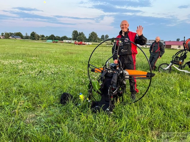 Dzielnicowy aspirant Grzegorz Bartosiewicz przeleciał na motoparalotni 60 kilometrów, wziął udział w sztafecie w ramach akcji "Operacja Orzeł".