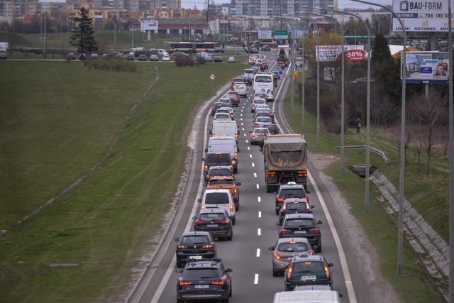 10.04.2019 Gdańsk. Poranny korek na Armii Krajowej- trasa W-Z. Dojazd do centrum Gdańska - Chełm. Korek przed skrzyżowaniem Trasy W-Z z ulicami Łostowicka i al. Vaclava Havla