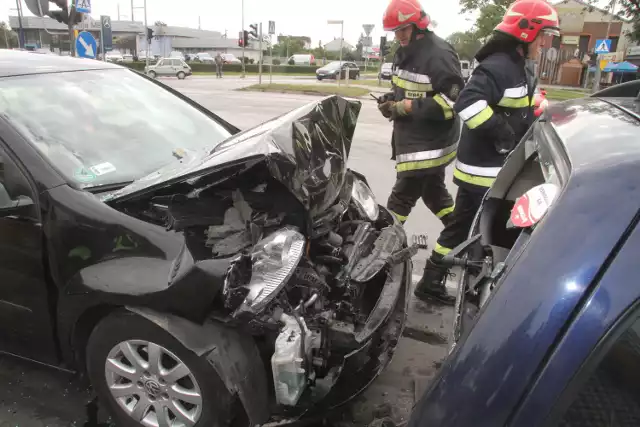 Wypadek na skrzyżowaniu alei Solidarności i ulicy Domaszowskiej.