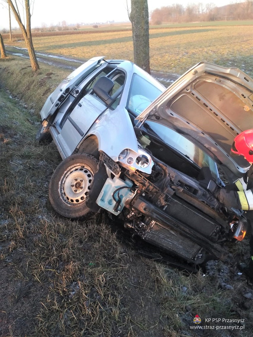 Wypadek na drodze z Przasnysza do Ciechanowa. Volkswagen wjechał do rowu [ZDJĘCIA]