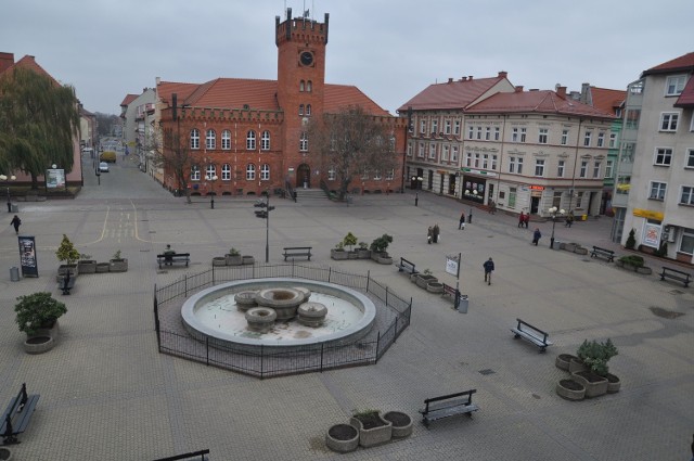 Plac Wolności ma się wkrótce zamienić w plac budowy, bo po ponad 20 latach od wyłożenia go polbrukiem jest w opłakanym stanie