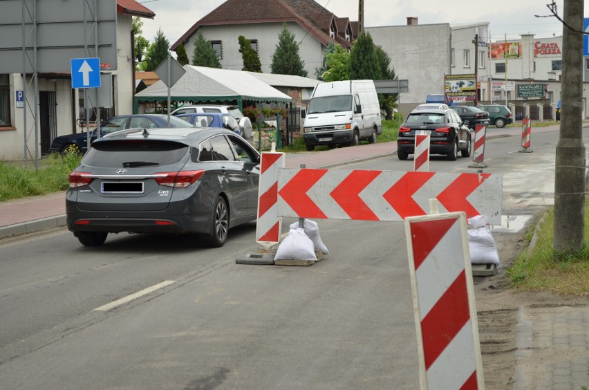 Wielu kierowców zaniepokoiło zamknięcie pasa drogowego z...