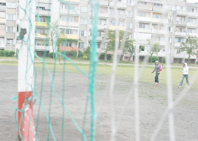 Na placu przy ul. Norwida dzieci i młodzież mogą korzystać m.in. z boiska trawiastego, boiska do koszykówki.