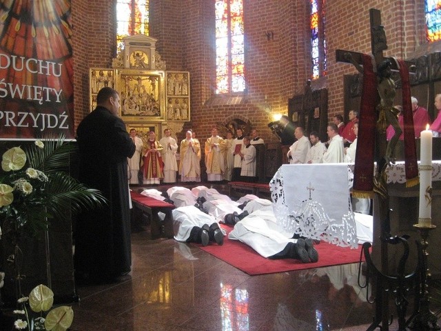 Obrzęd "leżenia krzyżem" to jeden z elementów liturgii święceń kapłańskich