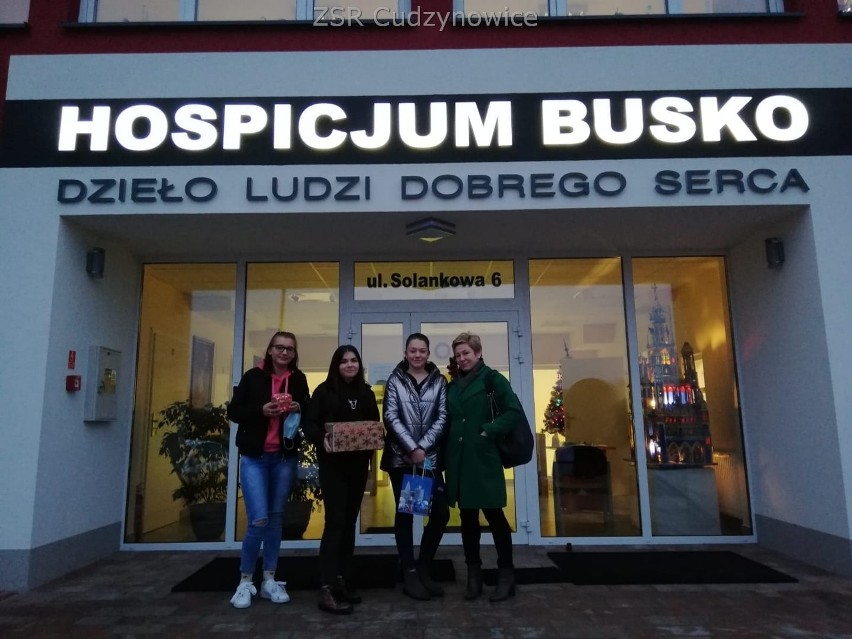 Wolontariusze Zespołu Szkół Rolniczych w Cudzynowicach odwiedzili buskie hospicjum. Przekazali własnoręcznie wykonane upominki 