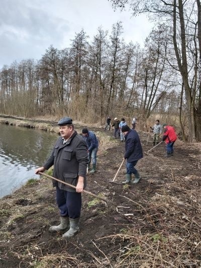 Osięcińscy wędkarze dbają o środowisko - sprzątali teren w Samszycach