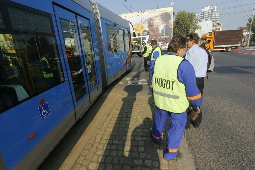 Wrocław: Tramwaj 32 Plus wykoleił się na pl. Jana Pawła II. Były objazdy [ZDJĘCIA]