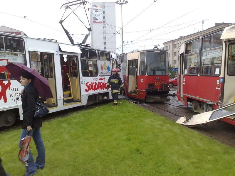 Na rondzie Jagiellonów w Bydgoszczy zderzyły się dwa tramwaje [zdjęcia]