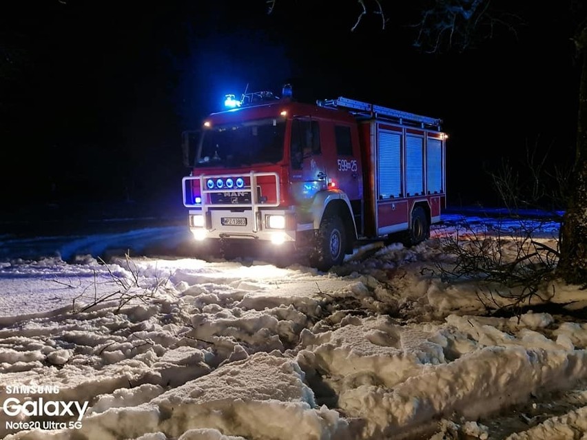 Pożar domu w Opaleńcu (gmina Chorzele). Akcja ratownicza trwała sześć godzin. 11.02.2021. Zdjęcia