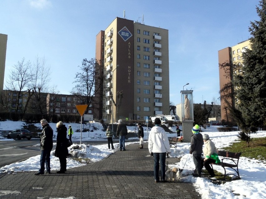 Alarm bombowy w Wodzisławiu Śl. Ewakuowano mieszkańców 10- piętrowego bloku [ZDJĘCIA]