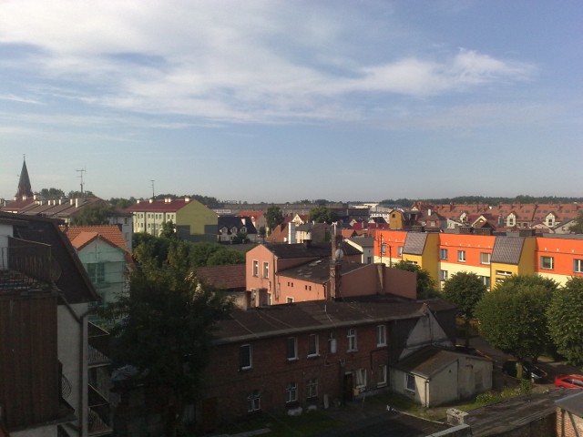 Ustka, sobota godz. 8.30, widać słońce, zachmurzenie umiarkowane, chmury wysokie. Leciutki-3 m/s-przyjemny wiaterek. Temperatura 19 stopni w cieniu.